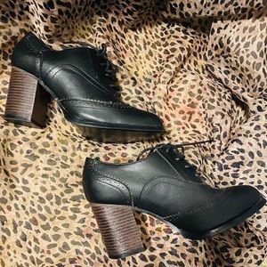 TORRID - Oxford-style black boots with chunky heel